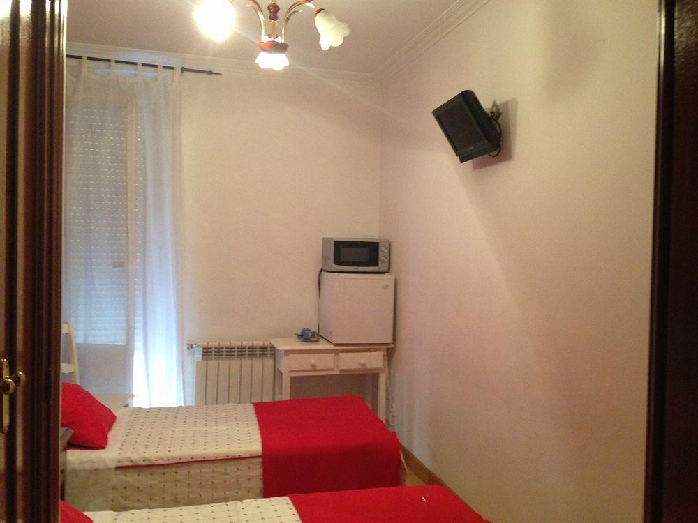Hostal La Estrella Madrid Bagian luar foto