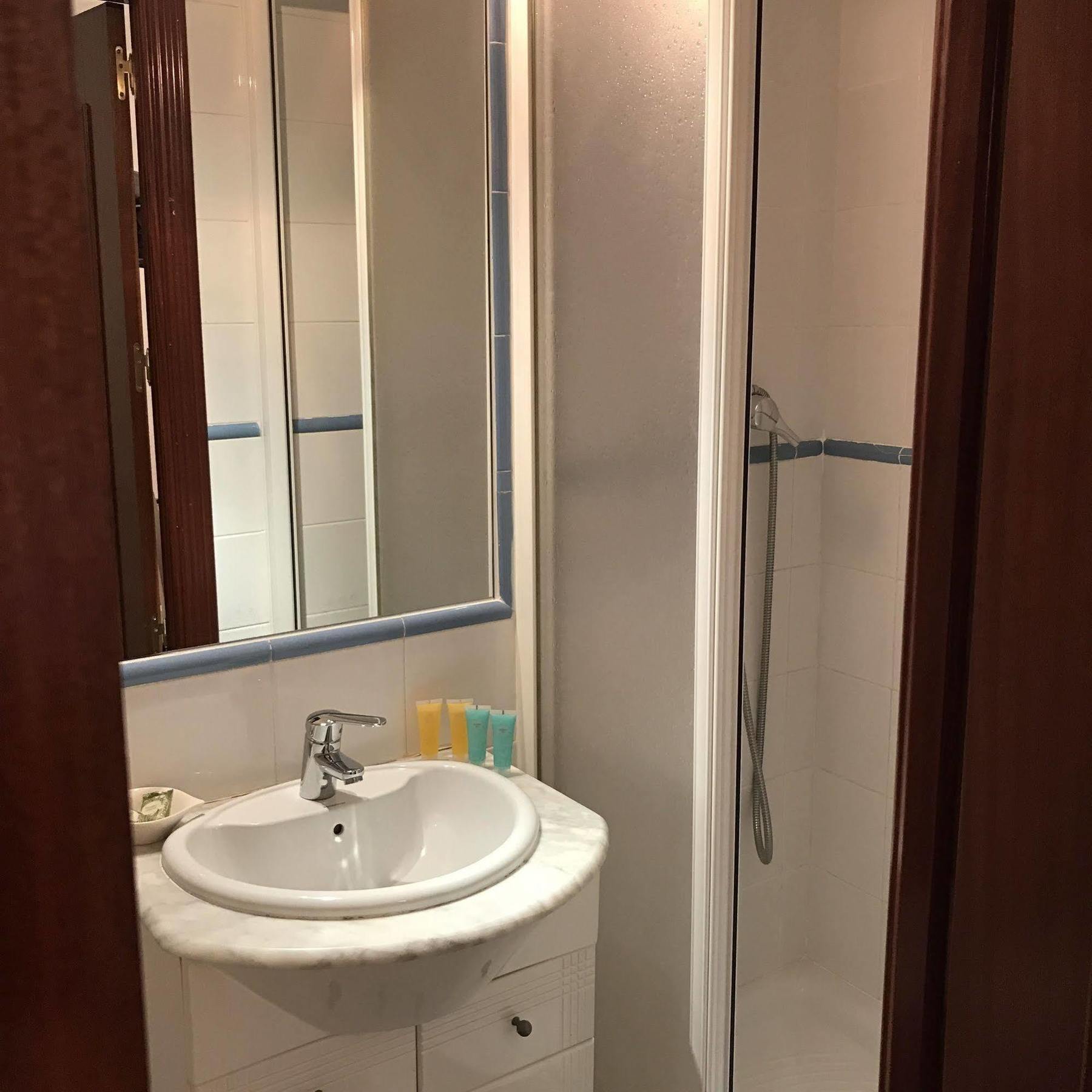 Hostal La Estrella Madrid Bagian luar foto