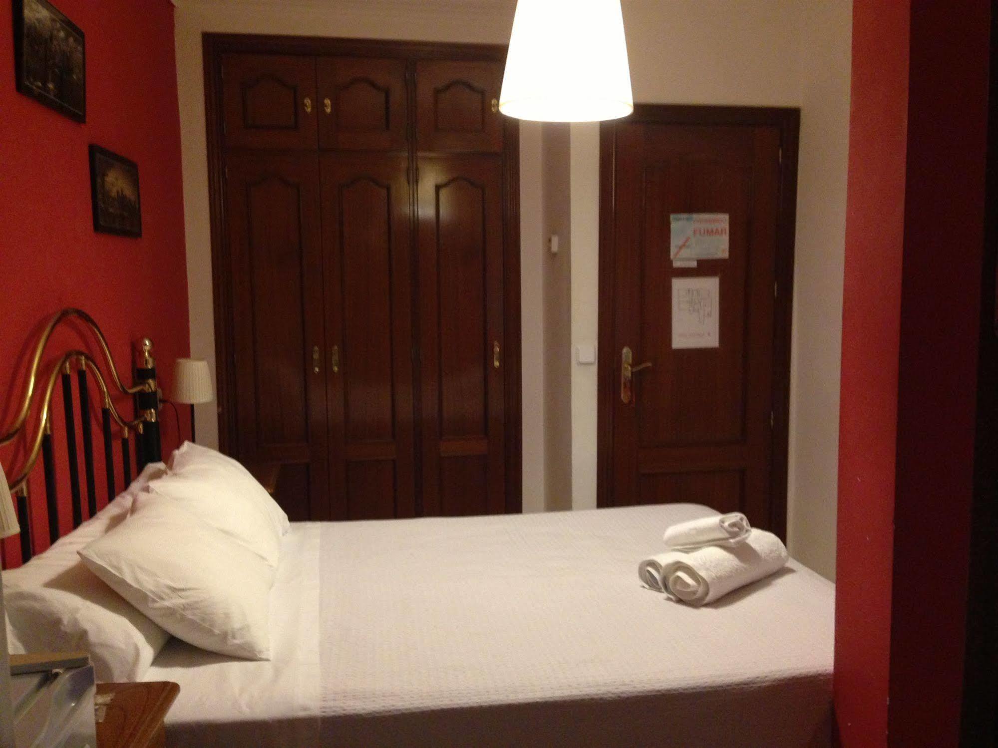 Hostal La Estrella Madrid Bagian luar foto