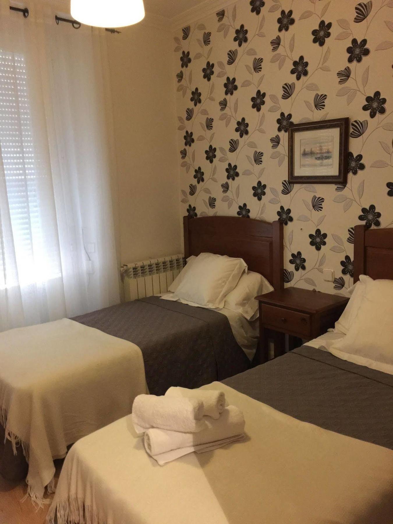 Hostal La Estrella Madrid Bagian luar foto