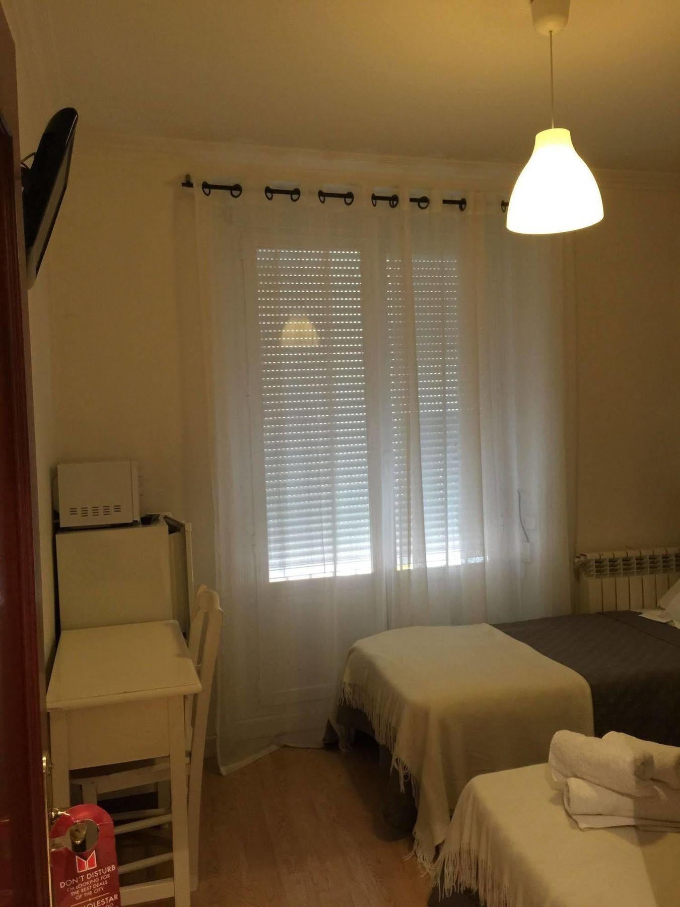 Hostal La Estrella Madrid Bagian luar foto