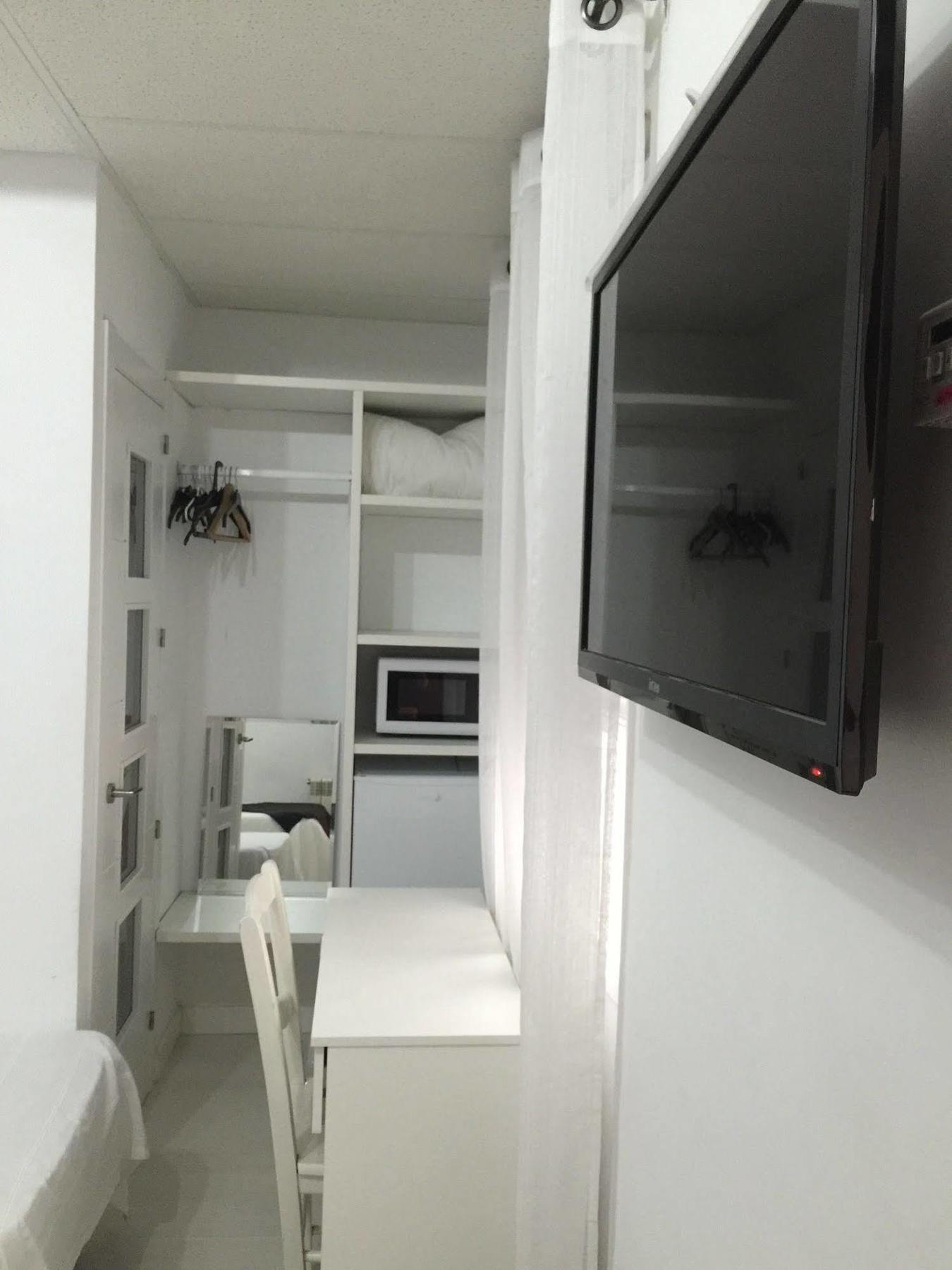 Hostal La Estrella Madrid Bagian luar foto