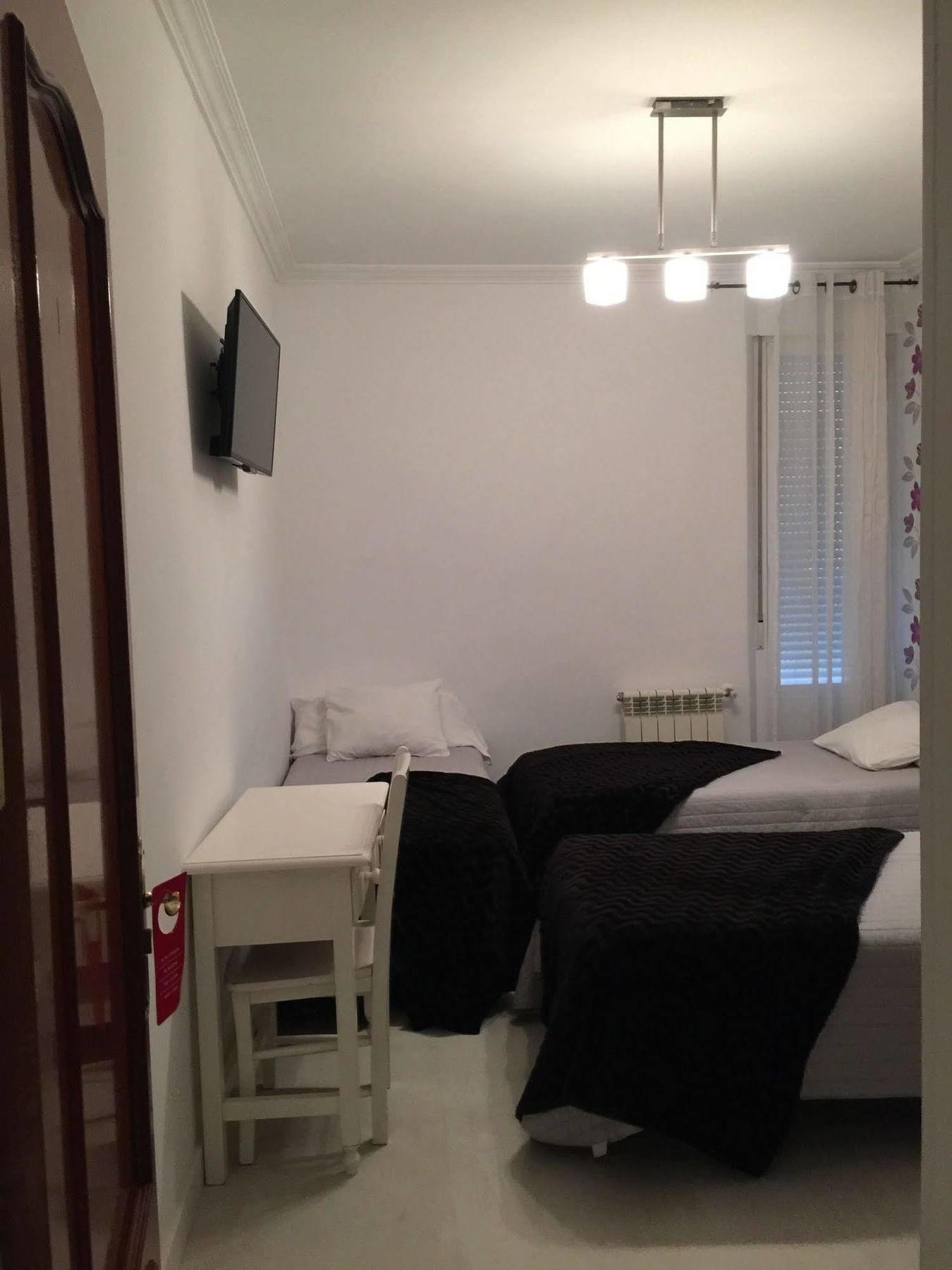 Hostal La Estrella Madrid Bagian luar foto