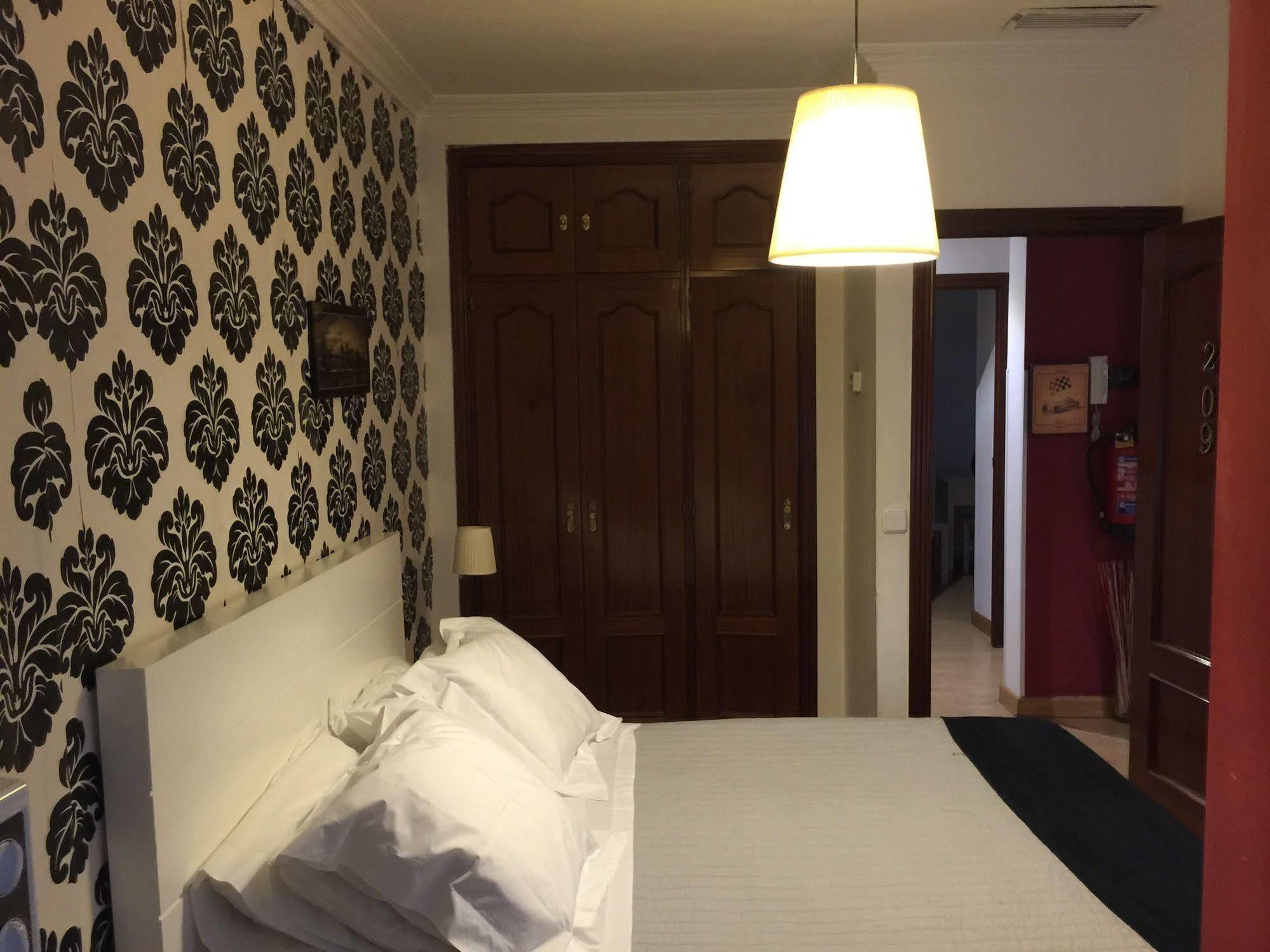 Hostal La Estrella Madrid Bagian luar foto