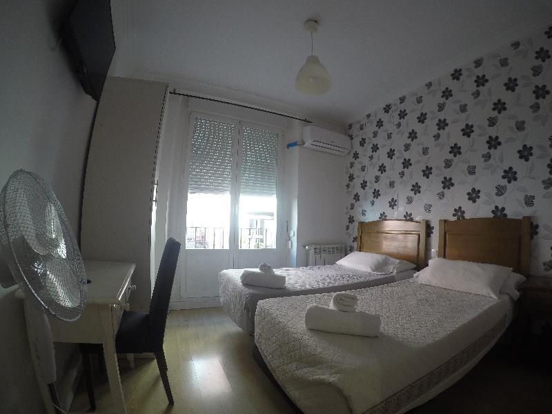 Hostal La Estrella Madrid Bagian luar foto