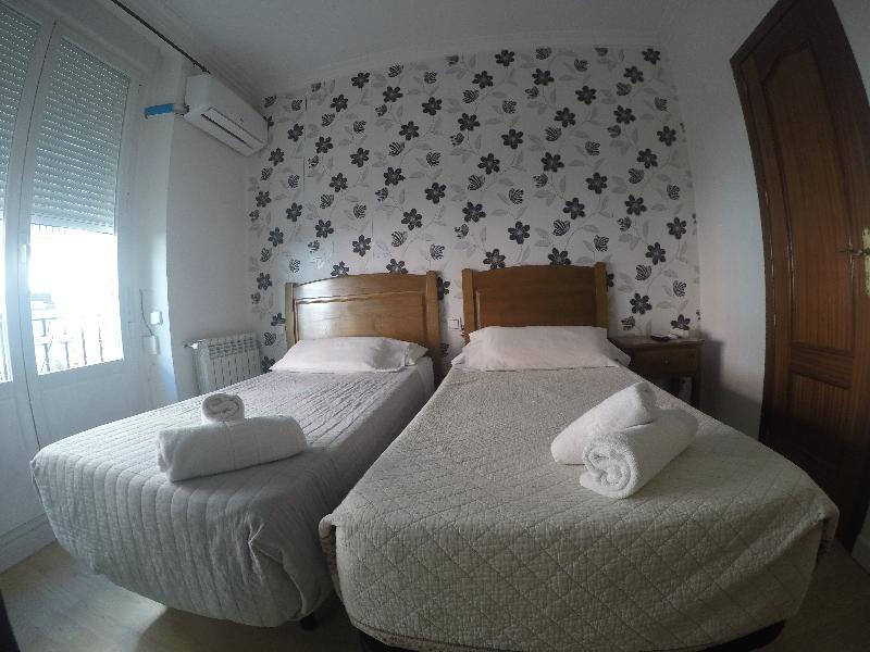 Hostal La Estrella Madrid Bagian luar foto